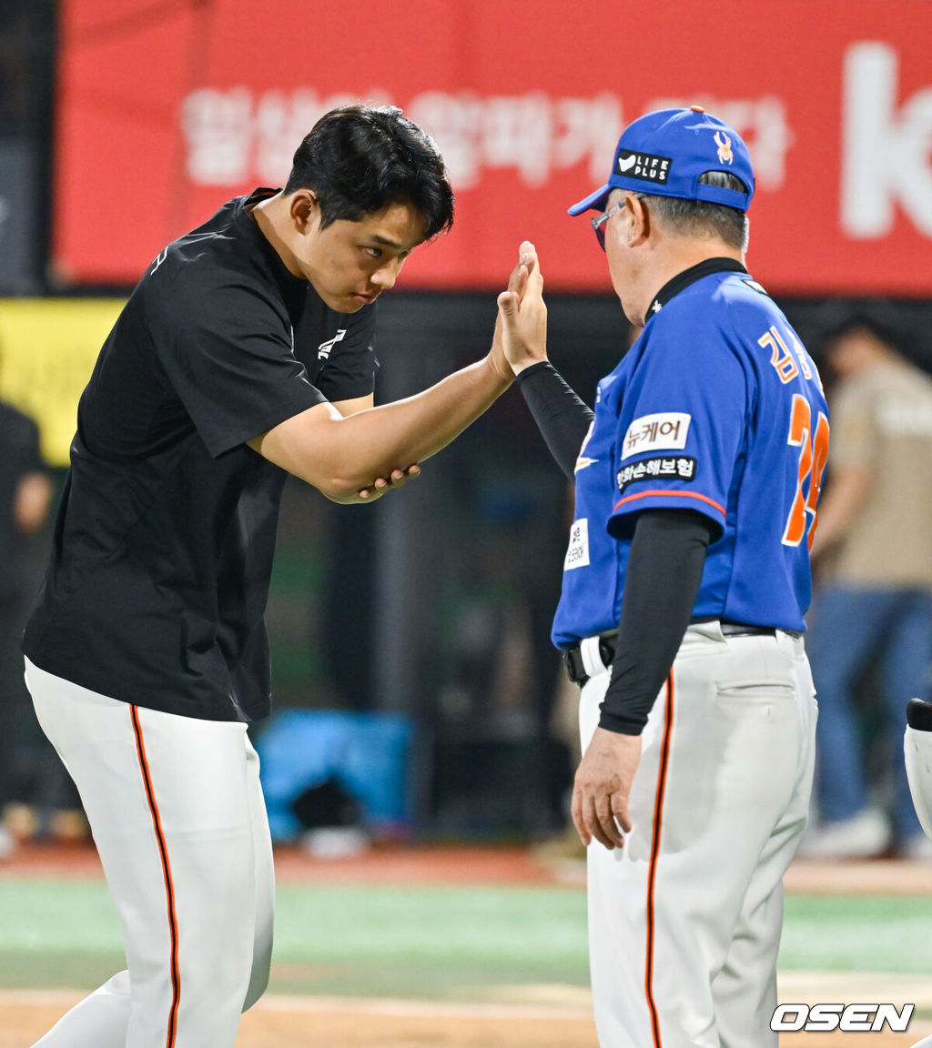 김경문 감독이 이끄는 프로야구 한화 이글스가 파죽의 6연승을 질주했다. 한화는 1일 수원KT위즈파크에서 열린 KT 위즈와의 원정 경기에서 14-8로 이겼다. 지난달 23일 대전 삼성전 이후 6연승. 선발 문동주는 시즌 5승째를 거뒀다. 반면 KT는 3연패의 늪에 빠졌다. 올 시즌 한화와 3차례 만나 2패 평균자책점 5.84로 약세를 보였던 KT 선발 엄상백은 데뷔 첫 두 자릿수 실점으로 고개를 떨궜다. 경기종료 후 한화 문동주가 김경문 감독과 하이파이브를 하고 있다.  2024.08.01 / soul1014@osen.co.kr