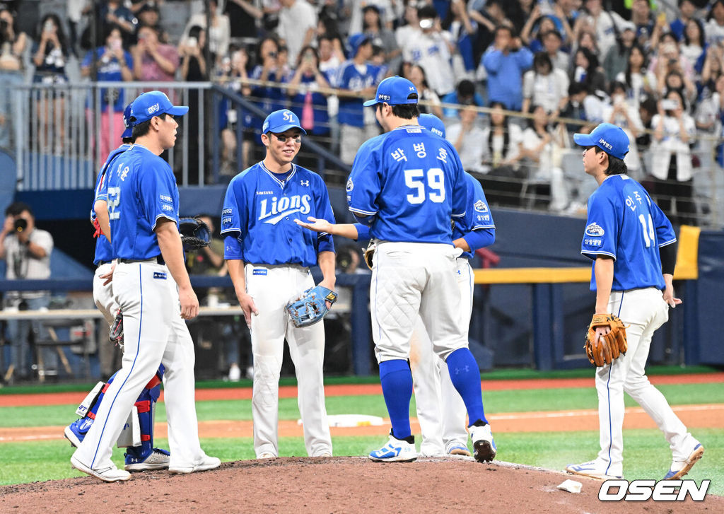 28일 오후 서울 고척스카이돔에서 ‘2024 신한 SOL Bank KBO리그’ 키움 히어로즈와 삼성 라이온즈의 경기가 열렸다.이날 삼성이 키움에 9-5로 승리했다.경기 종료 후 삼성 선수들이 승리의 기쁨을 나누고 있다. 2024.08.28 /sunday@osen.co.kr