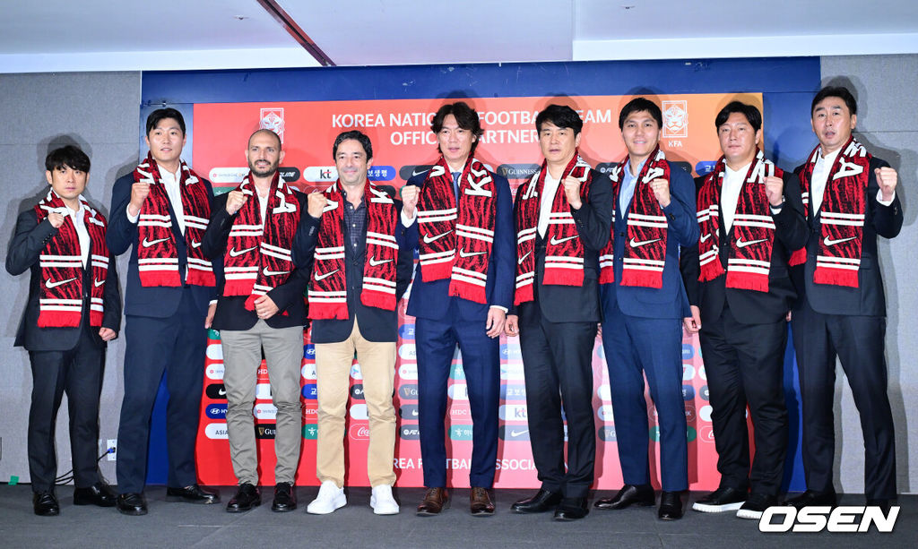 홍명보 감독이 이끄는 축구대표팀이 26일 오전 서울 종로구 신문로 축구회관에서 2026 FIFA 북중미 월드컵 3차 예선 명단발표 기자회견이 열렸다.축구대표팀은 오는 9월 5일 서울월드컵경기장에서 팔레스타인을 상대로 예선 1차전을 치른다. 10일 오만에서 원정 2차전을 이어간다.이재홍 피지컬 코치, 정현규 피지컬 코치, 티아고 마이아 분석 코치, 주앙 아로소 수석 코치, 홍명보 감독, 박건하 코치, 김동진 코치, 김진규 코치, 양영민 골키퍼 코치가 포토타임을 하고 있다. 2024.08.26 / jpnews@osen.co.kr