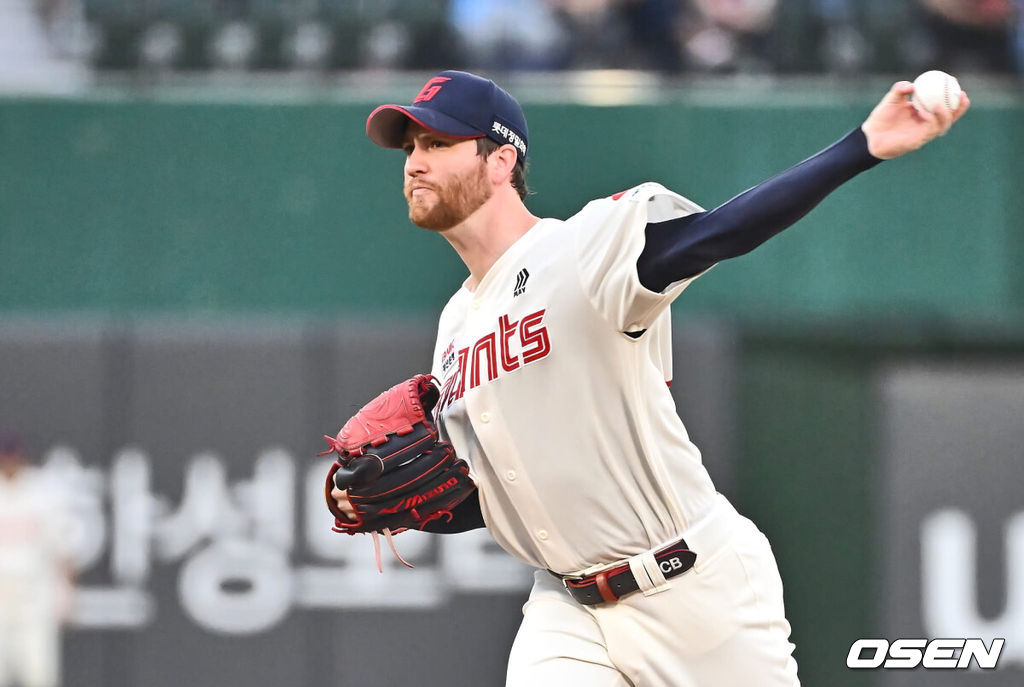 28일 부산 사직야구장에서 2024 신한 SOL 뱅크 KBO 리그 롯데 자이언츠와 한화 이글스의 경기가 열렸다. 홈팀 롯데는 반즈가 선발 출전하고 한화 이글스는 와이스가 선발 출전했다.롯데 자이언츠 선발 투수 반즈가 역투하고 있다. 2024.08.28 / foto0307@osen.co.kr