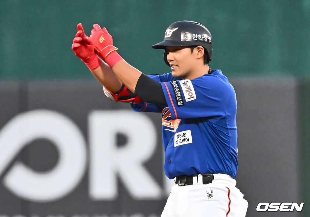 28일 부산 사직야구장에서 2024 신한 SOL 뱅크 KBO 리그 롯데 자이언츠와 한화 이글스의 경기가 열렸다. 홈팀 롯데는 반즈가 선발 출전하고 한화 이글스는 와이스가 선발 출전했다.한화 이글스 장진혁이 2회초 2사 1,2루 중견수 오른쪽 앞 1타점 2루타를 치고 세리머니를 하고 있다. 2024.08.28 / foto0307@osen.co.kr