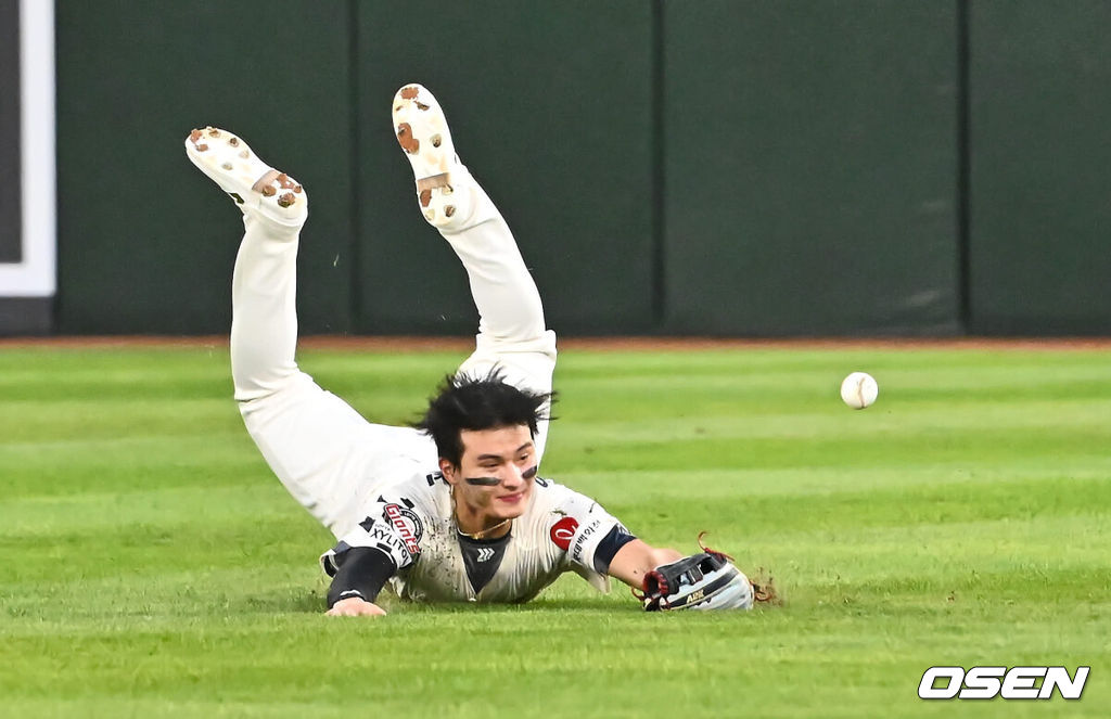 28일 부산 사직야구장에서 2024 신한 SOL 뱅크 KBO 리그 롯데 자이언츠와 한화 이글스의 경기가 열렸다. 홈팀 롯데는 반즈가 선발 출전하고 한화 이글스는 와이스가 선발 출전했다.롯데 자이언츠 윤동희가 2회초 2사 1,2루 한화 이글스 장진혁의 타구를 잡으려 몸을 날렸으나 놓치고 있다. 2024.08.28 / foto0307@osen.co.kr