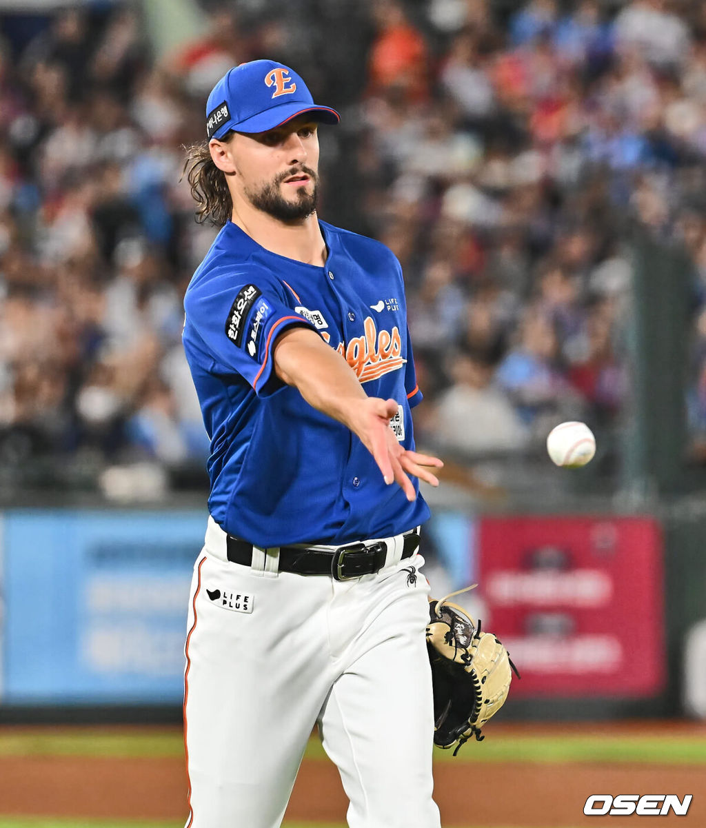 28일 부산 사직야구장에서 2024 신한 SOL 뱅크 KBO 리그 롯데 자이언츠와 한화 이글스의 경기가 열렸다. 홈팀 롯데는 반즈가 선발 출전하고 한화 이글스는 와이스가 선발 출전했다.한화 이글스 선발 투수 와이스가 4회말 1사 롯데 자이언츠 손호영의 투수 앞 땅볼을 잡아 1루에 던지고 있다. 2024.08.28 / foto0307@osen.co.kr