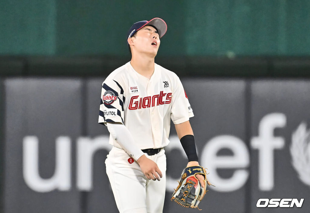 28일 부산 사직야구장에서 2024 신한 SOL 뱅크 KBO 리그 롯데 자이언츠와 한화 이글스의 경기가 열렸다. 홈팀 롯데는 반즈가 선발 출전하고 한화 이글스는 와이스가 선발 출전했다.롯데 자이언츠 고승민이 6회초 무사 김태연의 2루수 땅볼을 놓치는 실책을 범하고 아쉬워 하고 있다. 2024.08.28 / foto0307@osen.co.kr