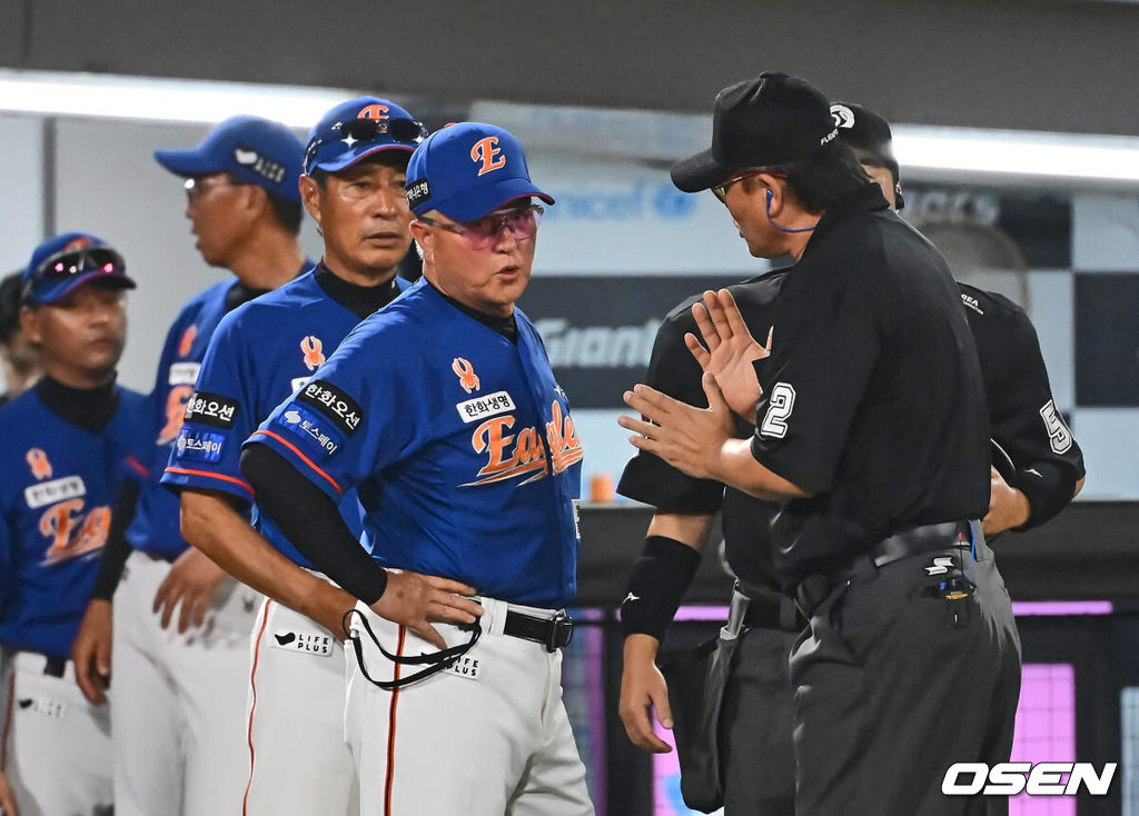 28일 부산 사직야구장에서 2024 신한 SOL 뱅크 KBO 리그 롯데 자이언츠와 한화 이글스의 경기가 열렸다. 홈팀 롯데는 반즈가 선발 출전하고 한화 이글스는 와이스가 선발 출전했다.한화 이글스 김경문 감독이 7회말 무사 1루 선상으로 간 타구를 잡다 롯데 자이언츠 레이예스와 채은성의 충돌에 대해 어필하고 있다. 2024.08.28 / foto0307@osen.co.kr