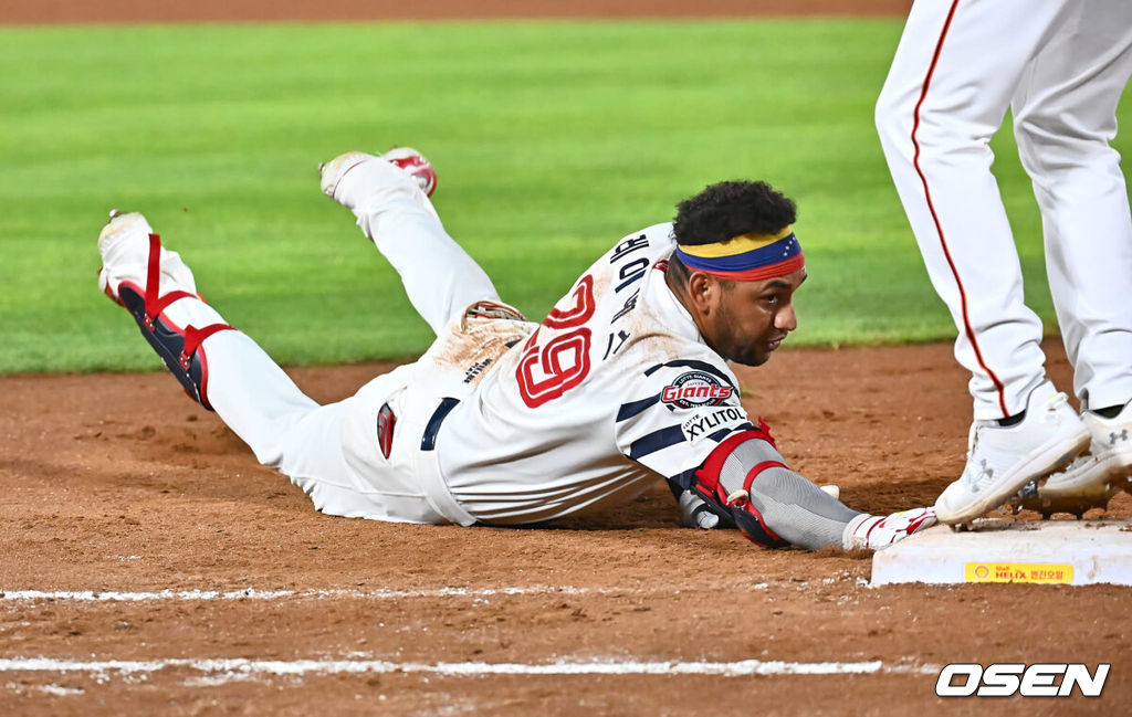 28일 부산 사직야구장에서 2024 신한 SOL 뱅크 KBO 리그 롯데 자이언츠와 한화 이글스의 경기가 열렸다. 홈팀 롯데는 반즈가 선발 출전하고 한화 이글스는 와이스가 선발 출전했다.롯데 자이언츠 레이예스가 7회말 무사 1루 선상으로 간 타구를 잡던 한화 이글스 채은성과 충돌 후 1루 베이스를 터치하고 있다. 2024.08.28 / foto0307@osen.co.kr