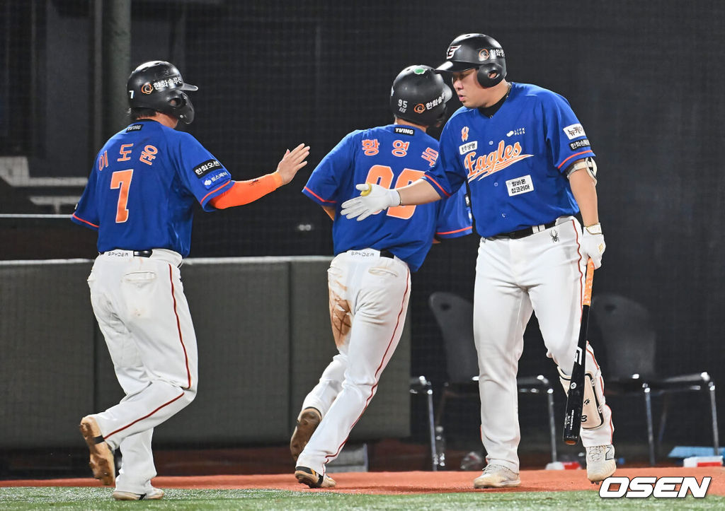 28일 부산 사직야구장에서 2024 신한 SOL 뱅크 KBO 리그 롯데 자이언츠와 한화 이글스의 경기가 열렸다. 홈팀 롯데는 반즈가 선발 출전하고 한화 이글스는 와이스가 선발 출전했다.한화 이글스 이도윤이 8회초 2사 1,3루 장진혁의 좌익수 오른쪽 2타점 적시타때 득점을 올리고 안치홍과 하이파이브를 하고 있다. 2024.08.28 / foto0307@osen.co.kr