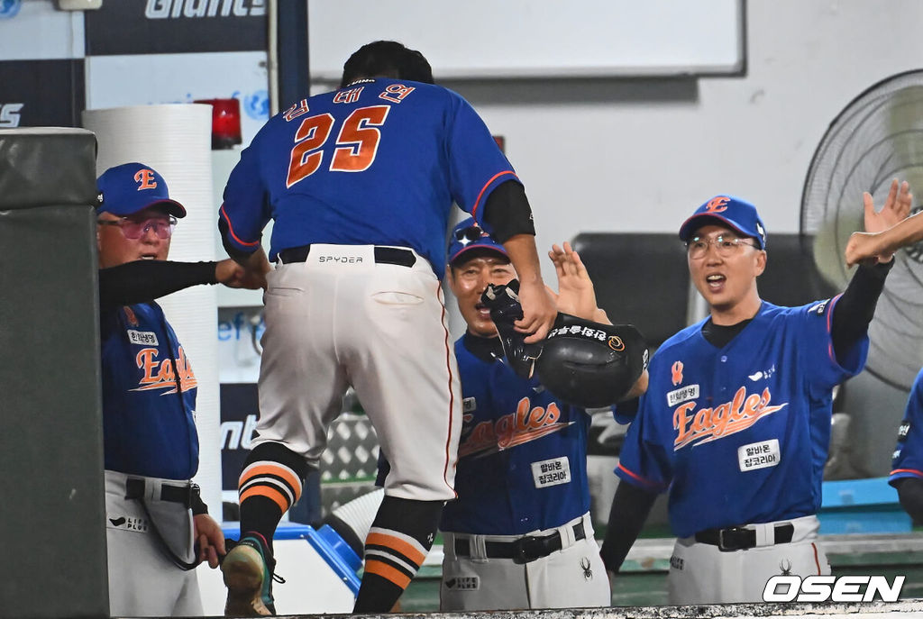 28일 부산 사직야구장에서 2024 신한 SOL 뱅크 KBO 리그 롯데 자이언츠와 한화 이글스의 경기가 열렸다. 홈팀 롯데는 반즈가 선발 출전하고 한화 이글스는 와이스가 선발 출전했다.한화 이글스 김태연이 6회초 1사 3루 채은성의 좌익수 왼쪽 1타점 안타 때 득점을 올리고 김경문 감독과 하이파이브를 하고 있다. 2024.08.28 / foto0307@osen.co.kr