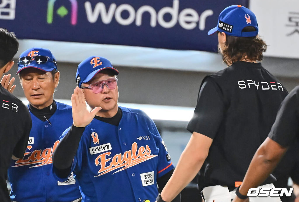 28일 부산 사직야구장에서 2024 신한 SOL 뱅크 KBO 리그 롯데 자이언츠와 한화 이글스의 경기가 열렸다. 홈팀 롯데는 반즈가 선발 출전하고 한화 이글스는 와이스가 선발 출전했다.한화 이글스 김경문 감독이 롯데 자이언츠에 7-0으로 승리한 후 승리투수 와이스와 하이파이브를 하고 있다. 2024.08.28 / foto0307@osen.co.kr