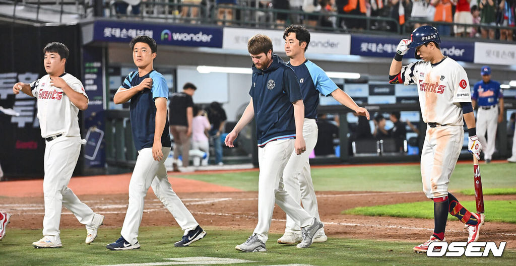 28일 부산 사직야구장에서 2024 신한 SOL 뱅크 KBO 리그 롯데 자이언츠와 한화 이글스의 경기가 열렸다. 홈팀 롯데는 반즈가 선발 출전하고 한화 이글스는 와이스가 선발 출전했다.롯데 자이언츠 반즈와 선수들이 한화 이글스에 0-7로 패한 후 아쉬운 걸음을 하고 있다. 2024.08.28 / foto0307@osen.co.kr