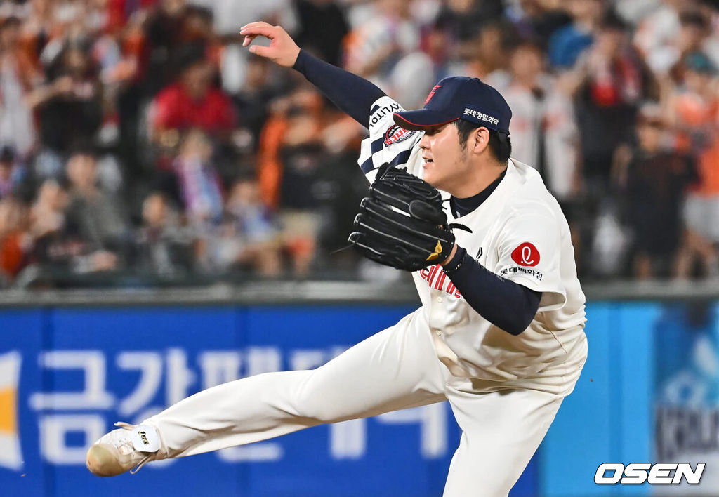 28일 부산 사직야구장에서 2024 신한 SOL 뱅크 KBO 리그 롯데 자이언츠와 한화 이글스의 경기가 열렸다. 홈팀 롯데는 반즈가 선발 출전하고 한화 이글스는 와이스가 선발 출전했다.롯데 자이언츠 한현희가 역투하고 있다. 2024.08.28 / foto0307@osen.co.kr