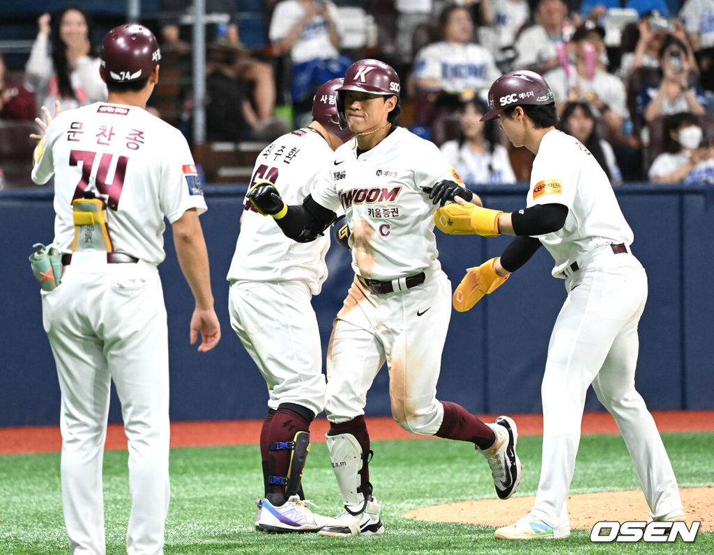 28일 오후 서울 고척스카이돔에서 ‘2024 신한 SOL Bank KBO리그’ 키움 히어로즈와 삼성 라이온즈의 경기가 열렸다.키움은 이종민, 삼성은 이승민을 선발로 내세웠다.5회말 무사 1루에서 키움 송성문이 우월 솔로 홈런을 치고 홈에서 김혜성의 축하를 받고 있다. 2024.08.28 /sunday@osen.co.kr