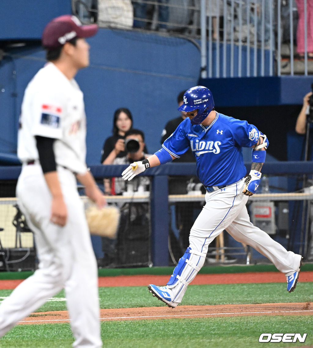 28일 오후 서울 고척스카이돔에서 ‘2024 신한 SOL Bank KBO리그’ 키움 히어로즈와 삼성 라이온즈의 경기가 열렸다. 1회초 무사 1,2루에서 삼성 박병호가 좌월 스리런 홈런을 치고 그라운드를 돌고 있다. 2024.08.28 /sunday@osen.co.kr