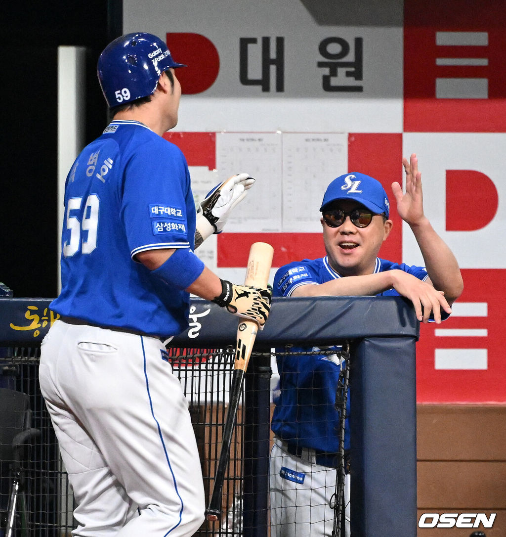 28일 오후 서울 고척스카이돔에서 ‘2024 신한 SOL Bank KBO리그’ 키움 히어로즈와 삼성 라이온즈의 경기가 열렸다. 1회초 무사 1,2루에서 삼성 박병호가 좌월 스리런 홈런을 치고 박진만 감독의 축하를 받고 있다. 2024.08.28 /sunday@osen.co.kr