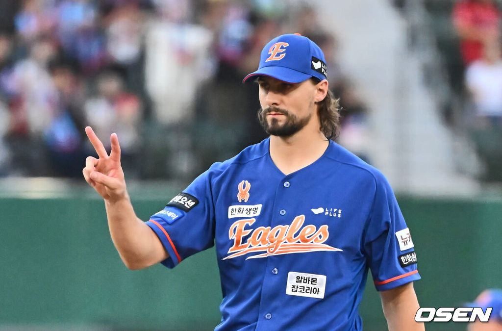 28일 부산 사직야구장에서 2024 신한 SOL 뱅크 KBO 리그 롯데 자이언츠와 한화 이글스의 경기가 열렸다. 홈팀 롯데는 반즈가 선발 출전하고 한화 이글스는 와이스가 선발 출전했다.한화 이글스 선발 투수 와이스가 사인을 보내고 있다. 2024.08.28 / foto0307@osen.co.kr