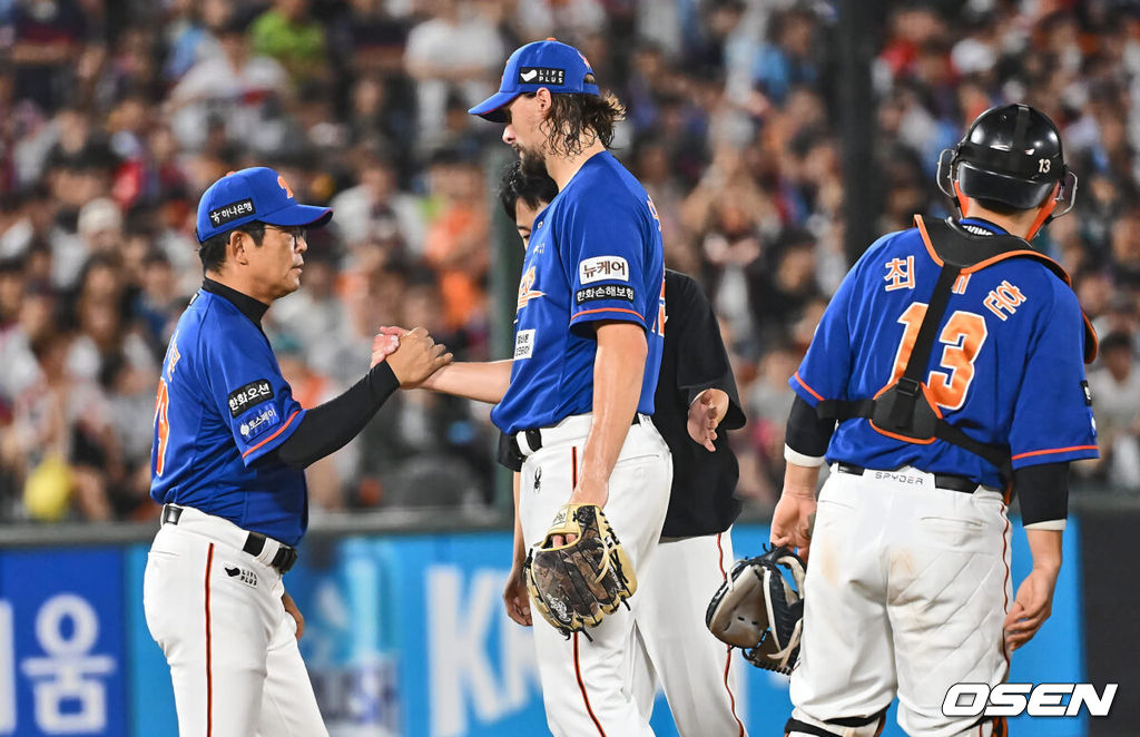 28일 부산 사직야구장에서 2024 신한 SOL 뱅크 KBO 리그 롯데 자이언츠와 한화 이글스의 경기가 열렸다. 홈팀 롯데는 반즈가 선발 출전하고 한화 이글스는 와이스가 선발 출전했다.한화 이글스는 와이스가 7회말 교체되며 양상문 코치와 악수를 하고 있다. 2024.08.28 / foto0307@osen.co.kr