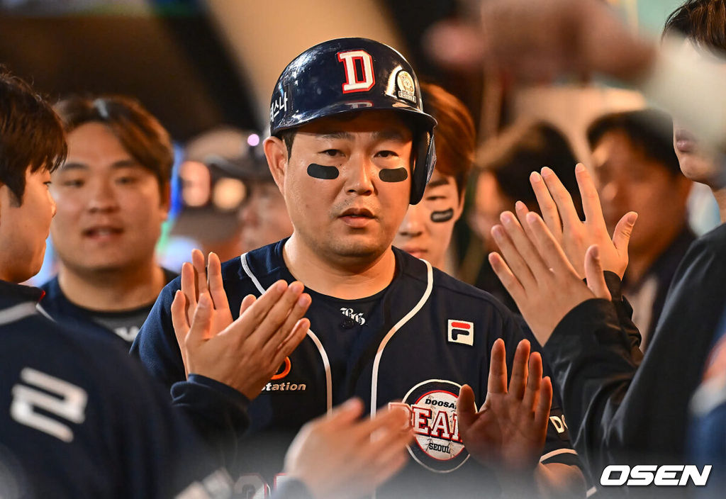 5일 창원NC파크에서 2024 신한 SOL 뱅크 KBO 리그 NC 다이노스와 두산 베어스의 경기가 열렸다. 홈팀 NC는 김시훈, 원정팀 두산은 곽빈을 선발로 내세웠다.두산 베어스 양의지가 6회초 무사 3루 김재환의 중견수 희생 플라이 때 득점을 올리고 하이파이브를 하고 있다. 2024.06.05 / foto0307@osen.co.kr