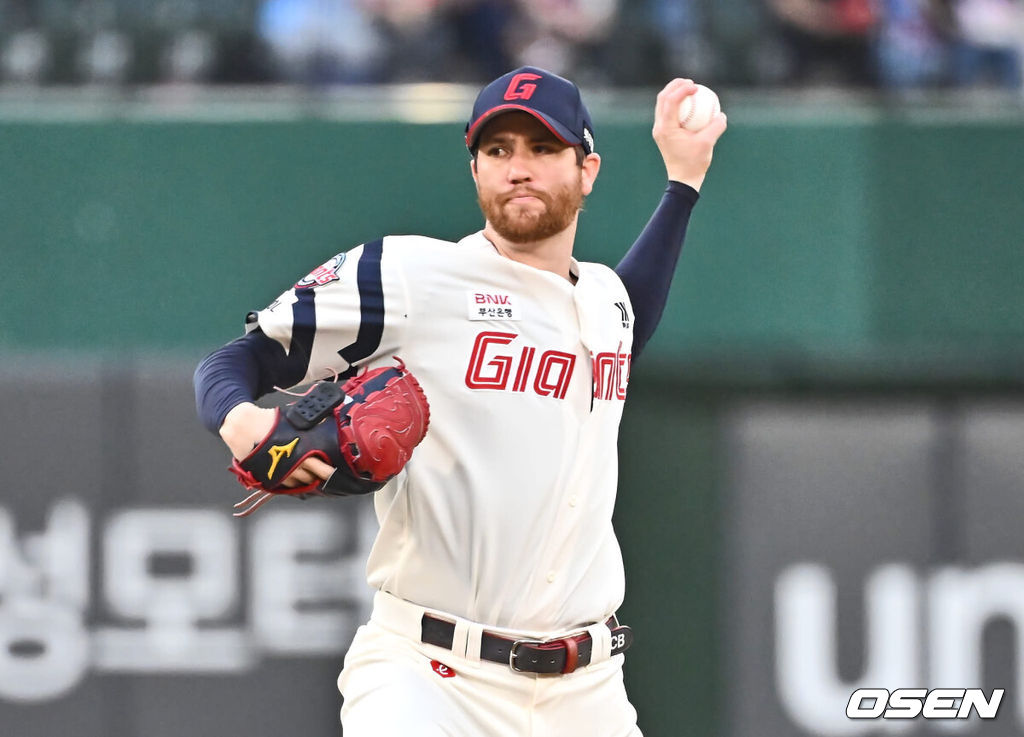 28일 부산 사직야구장에서 2024 신한 SOL 뱅크 KBO 리그 롯데 자이언츠와 한화 이글스의 경기가 열렸다. 홈팀 롯데는 반즈가 선발 출전하고 한화 이글스는 와이스가 선발 출전했다.롯데 자이언츠 선발 투수 반즈가 역투하고 있다. 2024.08.28 / foto0307@osen.co.kr