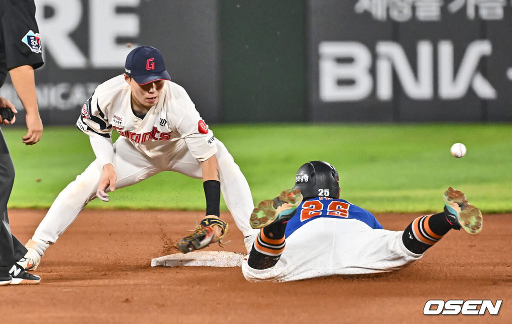 28일 부산 사직야구장에서 2024 신한 SOL 뱅크 KBO 리그 롯데 자이언츠와 한화 이글스의 경기가 열렸다. 홈팀 롯데는 반즈가 선발 출전하고 한화 이글스는 와이스가 선발 출전했다.한화 이글스 김태연이 6회초 무사 1루 한화 이글스 노시환 삼진 아웃 때 2루 도루를 시도, 롯데 자이언츠 2루수 고승민의 실책을 틈타 세이프되고 있다. 2024.08.28 / foto0307@osen.co.kr