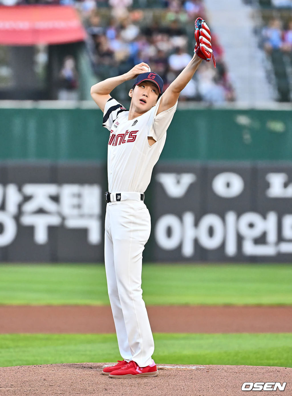 28일 부산 사직야구장에서 2024 신한 SOL 뱅크 KBO 리그 롯데 자이언츠와 한화 이글스의 경기가 열렸다. 홈팀 롯데는 반즈가 선발 출전하고 한화 이글스는 와이스가 선발 출전했다.그룹 위너 이승훈이 롯데 자이언츠 승리 기원 시구에 나서 마운드에서 춤을 추고 있다. 2024.08.28 / foto0307@osen.co.kr