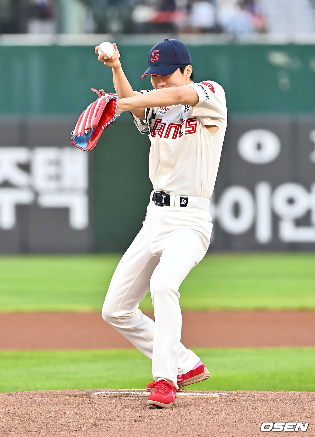 28일 부산 사직야구장에서 2024 신한 SOL 뱅크 KBO 리그 롯데 자이언츠와 한화 이글스의 경기가 열렸다. 홈팀 롯데는 반즈가 선발 출전하고 한화 이글스는 와이스가 선발 출전했다.그룹 위너 이승훈이 롯데 자이언츠 승리 기원 시구에 나서 마운드에서 춤을 추고 있다. 2024.08.28 / foto0307@osen.co.kr