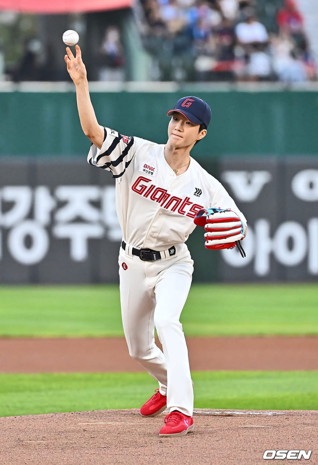 28일 부산 사직야구장에서 2024 신한 SOL 뱅크 KBO 리그 롯데 자이언츠와 한화 이글스의 경기가 열렸다. 홈팀 롯데는 반즈가 선발 출전하고 한화 이글스는 와이스가 선발 출전했다.그룹 위너 이승훈이 롯데 자이언츠 승리 기원 시구를 하고 있다. 2024.08.28 / foto0307@osen.co.kr