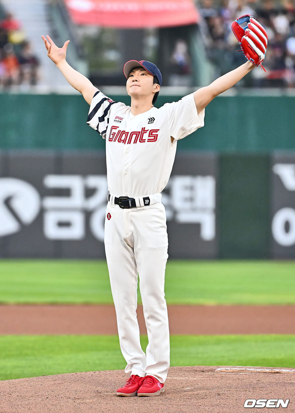 28일 부산 사직야구장에서 2024 신한 SOL 뱅크 KBO 리그 롯데 자이언츠와 한화 이글스의 경기가 열렸다. 홈팀 롯데는 반즈가 선발 출전하고 한화 이글스는 와이스가 선발 출전했다.그룹 위너 이승훈이 롯데 자이언츠 승리 기원 시구를 하고 있다. 2024.08.28 / foto0307@osen.co.kr