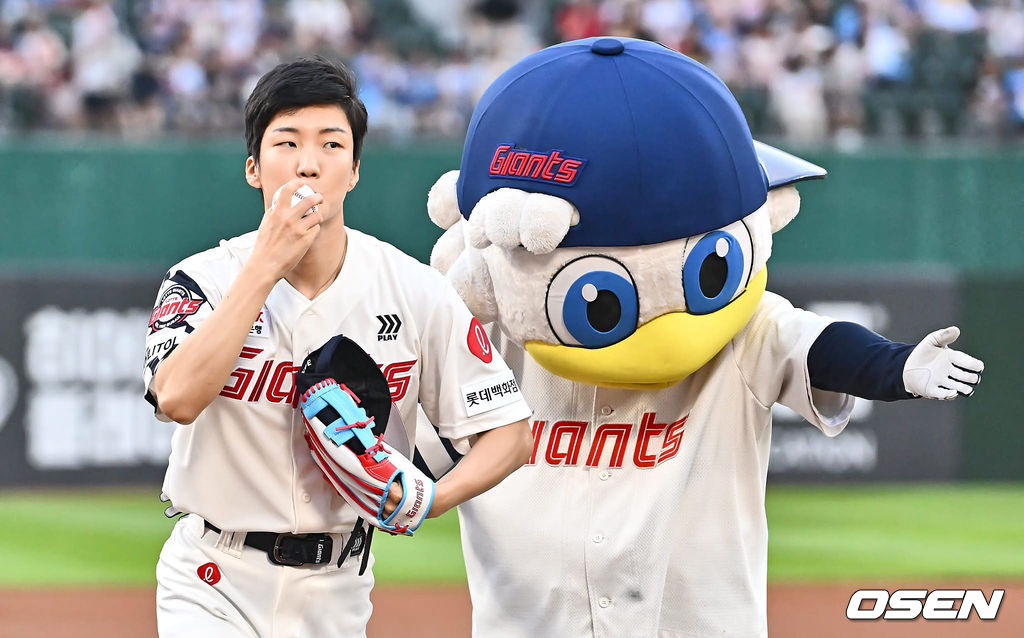 28일 부산 사직야구장에서 2024 신한 SOL 뱅크 KBO 리그 롯데 자이언츠와 한화 이글스의 경기가 열렸다. 홈팀 롯데는 반즈가 선발 출전하고 한화 이글스는 와이스가 선발 출전했다.그룹 위너 이승훈이 롯데 자이언츠 승리 기원 시구를 하고 볼에 키스를 하고 있다. 2024.08.28 / foto0307@osen.co.kr