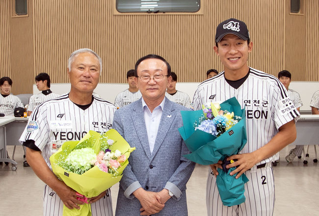 연천 김인식 감독, 김덕현 연천군수, 외야수 최수현(왼쪽부터). /연천 미라클 제공