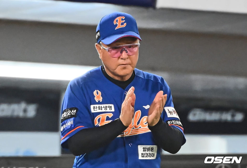 28일 부산 사직야구장에서 2024 신한 SOL 뱅크 KBO 리그 롯데 자이언츠와 한화 이글스의 경기가 열렸다. 홈팀 롯데는 반즈가 선발 출전하고 한화 이글스는 와이스가 선발 출전했다.한화 이글스 김경문 감독이 롯데 자이언츠에 7-0으로 승리한 선수들에게 박수를 보내고 있다. 2024.08.28 / foto0307@osen.co.kr