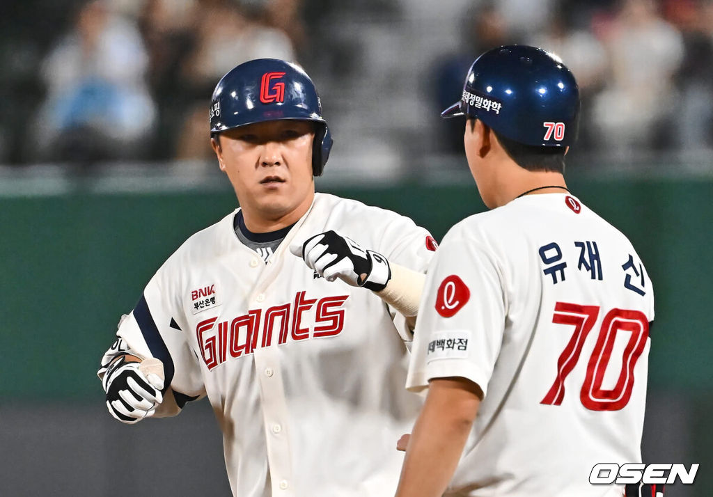 29일 부산 사직야구장에서 2024 신한 SOL 뱅크 KBO 리그 롯데 자이언츠와 한화 이글스의 경기가 열렸다. 홈팀 롯데는 윌커슨이 선발 출전하고 한화는 바리아가 선발 출전했다.롯데 자이언츠 정훈이 4회말 2사 2,3루 중견수 앞 2타점 안타를 치고 하이파이브를 하고 있다. 2024.08.29 / foto0307@osen.co.kr