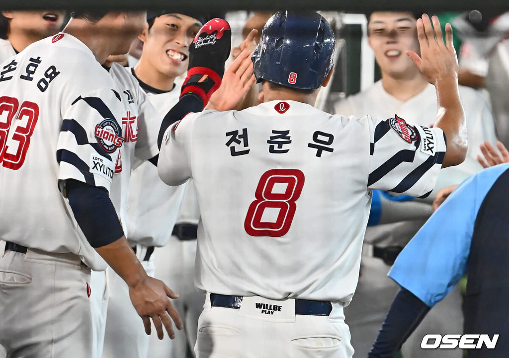 29일 부산 사직야구장에서 2024 신한 SOL 뱅크 KBO 리그 롯데 자이언츠와 한화 이글스의 경기가 열렸다. 홈팀 롯데는 윌커슨이 선발 출전하고 한화는 바리아가 선발 출전했다.롯데 자이언츠 전준우가 1회말 2사 3루 정훈의 중견수 왼쪽 안타때 득점을 올리 동료들과 기쁨을 나누고 있다. 2024.08.29 / foto0307@osen.co.kr