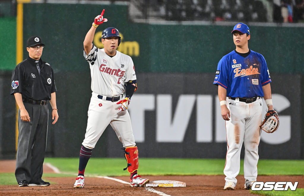 29일 부산 사직야구장에서 2024 신한 SOL 뱅크 KBO 리그 롯데 자이언츠와 한화 이글스의 경기가 열렸다. 홈팀 롯데는 윌커슨이 선발 출전하고 한화는 바리아가 선발 출전했다.롯데 자이언츠 전준우가 1회말 1사 만루 싹쓸이 3타점 우중간 3루타를 치고 손을 들어 환호하고 있다. 2024.08.29 / foto0307@osen.co.kr