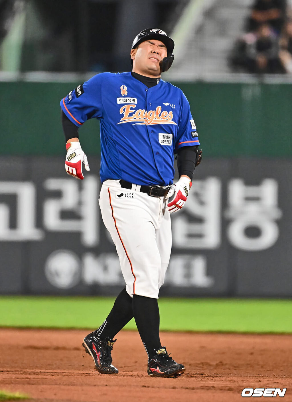 29일 부산 사직야구장에서 2024 신한 SOL 뱅크 KBO 리그 롯데 자이언츠와 한화 이글스의 경기가 열렸다. 홈팀 롯데는 윌커슨이 선발 출전하고 한화는 바리아가 선발 출전했다.한화 이글스 이재원이 4회초 1사 1,2루 좌중간 1타점 안타를 치고 다리 통증을 호소하고 있다. 2024.08.29 / foto0307@osen.co.kr