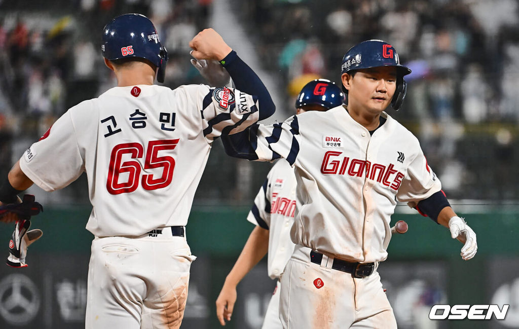 29일 부산 사직야구장에서 2024 신한 SOL 뱅크 KBO 리그 롯데 자이언츠와 한화 이글스의 경기가 열렸다. 홈팀 롯데는 윌커슨이 선발 출전하고 한화는 바리아가 선발 출전했다.롯데 자이언츠 손호영이 5회말 2사 1루 좌중월 2점 홈런을 치고 하이파이브를 하고 있다. 2024.08.29 / foto0307@osen.co.kr