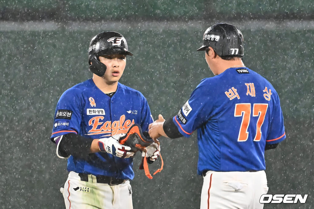 29일 부산 사직야구장에서 2024 신한 SOL 뱅크 KBO 리그 롯데 자이언츠와 한화 이글스의 경기가 열렸다. 홈팀 롯데는 윌커슨이 선발 출전하고 한화는 바리아가 선발 출전했다.한화 이글스 문현빈이 7회초 2사 만루 싹쓸이 우중간 2루타를 치고 하이파이브를 하고 있다. 2024.08.29 / foto0307@osen.co.kr