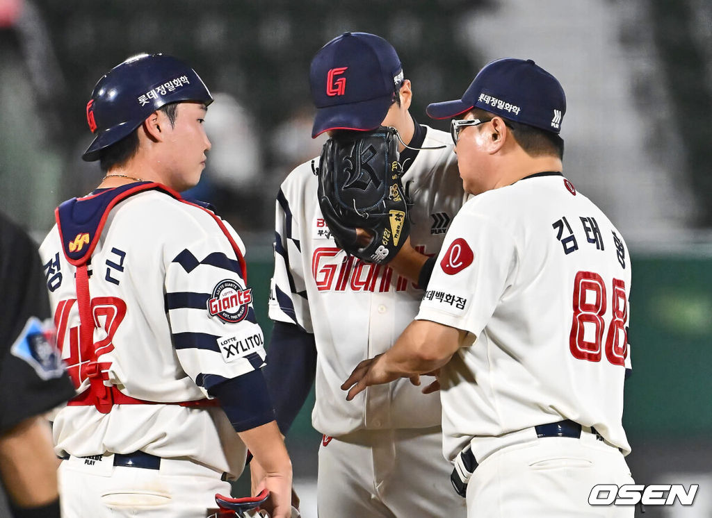 29일 부산 사직야구장에서 2024 신한 SOL 뱅크 KBO 리그 롯데 자이언츠와 한화 이글스의 경기가 열렸다. 홈팀 롯데는 윌커슨이 선발 출전하고 한화는 바리아가 선발 출전했다.롯데 자이언츠 김태형 감독이 8회초 무사 1루 마운드에 올라 구승민과 얘기를 하고 있다. 2024.08.29 / foto0307@osen.co.kr