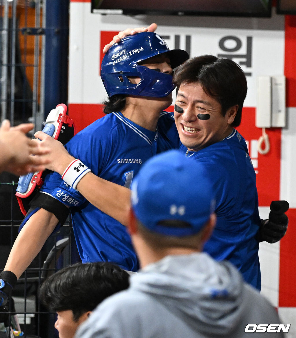 29일 오후 서울 고척스카이돔에서 ‘2024 신한 SOL Bank KBO리그’ 키움 히어로즈와 삼성 라이온즈의 경기가 열렸다.키움은 하영민, 삼성은 황동재를 선발로 내세웠다.11회초 무사에서 삼성 구자욱이 우월 솔로 홈런을 치고 환호하고 있다. 2024.08.29 /sunday@osen.co.kr