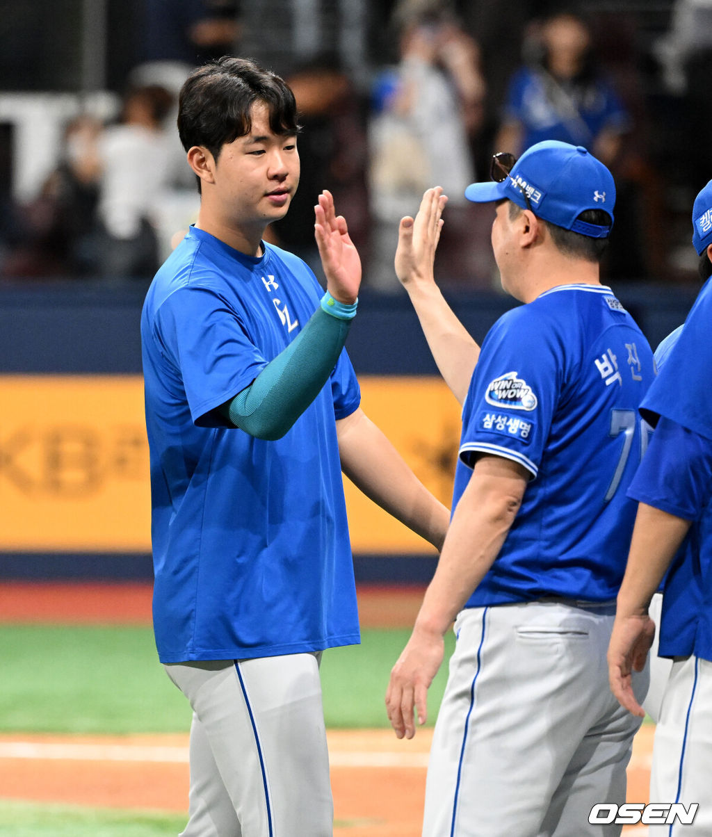 프로야구 삼성 라이온즈가 치열한 연장 혈투에서 승리하며 4연승을 질주했다. 삼성은 29일 서울 고척스카이돔에서 열린 ‘2024 신한은행 SOL Bank KBO리그’ 키움 히어로즈와의 경기에서 1-0으로 승리했다. 연장 11회까지 가는 혈투 끝에 승리를 거두며 키움과의 주중 3연전을 쓸어담고 4연승에 성공했다. 선두 KIA와의 격차는 4.5게임차로 좁혔다. 오는 31일부터는 KIA와 홈 2연전을 치른다.경기 종료 후 삼성 황동재가 박진만 감독과 승리의 기쁨을 나누고 있다. 2024.08.29 /sunday@osen.co.kr