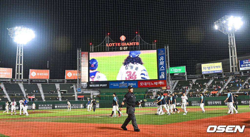 30일 부산 사직야구장에서 2024 신한 SOL 뱅크 KBO 리그 롯데 자이언츠와 한화 이글스의 경기가 열렸다. 홈팀 롯데는 윌커슨이 선발 출전하고 한화는 바리아가 선발 출전했다.롯데와 한화의 사직 경기가 30일 0시 7분에 끝이났다. 2024.08.30 / foto0307@osen.co.kr