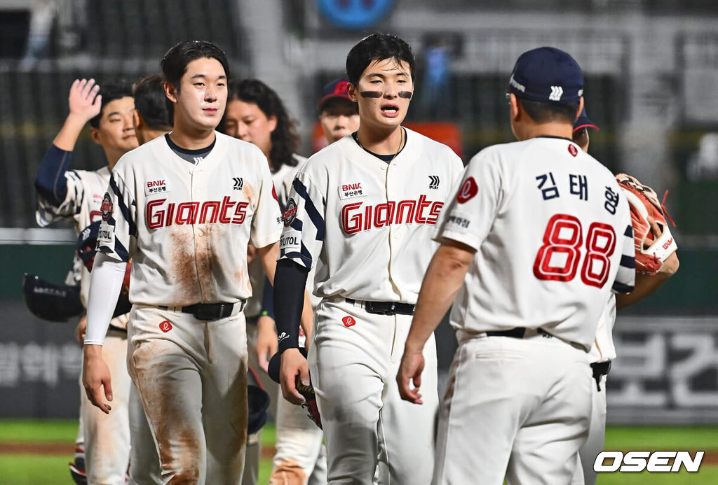 30일 부산 사직야구장에서 2024 신한 SOL 뱅크 KBO 리그 롯데 자이언츠와 한화 이글스의 경기가 열렸다. 홈팀 롯데는 윌커슨이 선발 출전하고 한화는 바리아가 선발 출전했다.롯데 자이언츠 김태형 감독이 한화 이글스에 14-11로 승리한 후 선수들과 기쁨을 나누고 있다. 2024.08.30 / foto0307@osen.co.kr