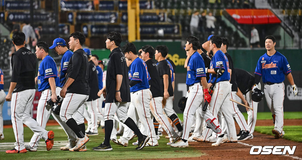 30일 부산 사직야구장에서 2024 신한 SOL 뱅크 KBO 리그 롯데 자이언츠와 한화 이글스의 경기가 열렸다. 홈팀 롯데는 윌커슨이 선발 출전하고 한화는 바리아가 선발 출전했다.한화 이글스 선수들이 롯데 자이언츠에 11-14로 패하고 팬들에게 인사를 한 후 들어가고 있다. 2024.08.30 / foto0307@osen.co.kr