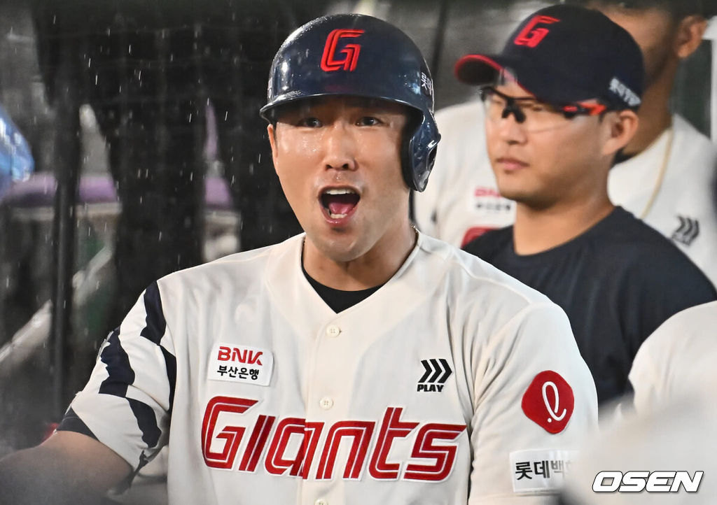 29일 부산 사직야구장에서 2024 신한 SOL 뱅크 KBO 리그 롯데 자이언츠와 한화 이글스의 경기가 열렸다. 홈팀 롯데는 윌커슨이 선발 출전하고 한화는 바리아가 선발 출전했다.롯데 자이언츠 전준우가 6회말 좌익수 왼쪽 2루타를 치고 장두성과 교체된 후 기뻐하고 있다. 2024.08.29 / foto0307@osen.co.kr