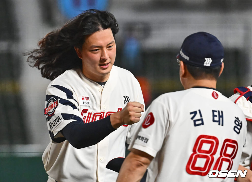 30일 부산 사직야구장에서 2024 신한 SOL 뱅크 KBO 리그 롯데 자이언츠와 한화 이글스의 경기가 열렸다. 홈팀 롯데는 윌커슨이 선발 출전하고 한화는 바리아가 선발 출전했다.롯데 자이언츠 김원중이 한화 이글스에 14-11로 승리한 후 김태형 감독과 하이파이브를 하고 있다. 2024.08.30 / foto0307@osen.co.kr