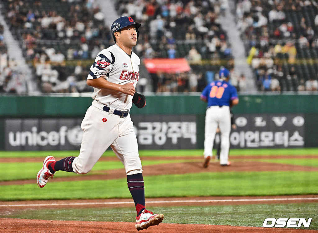 29일 부산 사직야구장에서 2024 신한 SOL 뱅크 KBO 리그 롯데 자이언츠와 한화 이글스의 경기가 열렸다. 홈팀 롯데는 윌커슨이 선발 출전하고 한화는 바리아가 선발 출전했다.롯데 자이언츠 전준우가 1회말 2사 3루 정훈의 중견수 왼쪽 안타때 득점을 올리고 있다. 2024.08.29 / foto0307@osen.co.kr