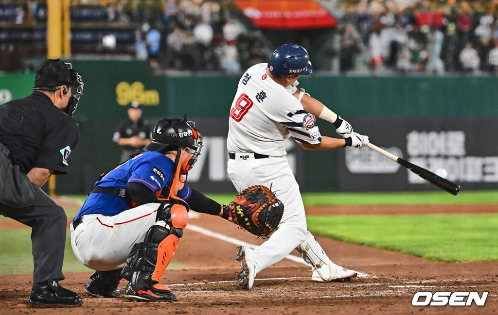 29일 부산 사직야구장에서 2024 신한 SOL 뱅크 KBO 리그 롯데 자이언츠와 한화 이글스의 경기가 열렸다. 홈팀 롯데는 윌커슨이 선발 출전하고 한화는 바리아가 선발 출전했다.롯데 자이언츠 정훈이 1회말 2사 3루 중견수 왼쪽 1타점 안타를 치고 있다. 2024.08.29 / foto0307@osen.co.kr