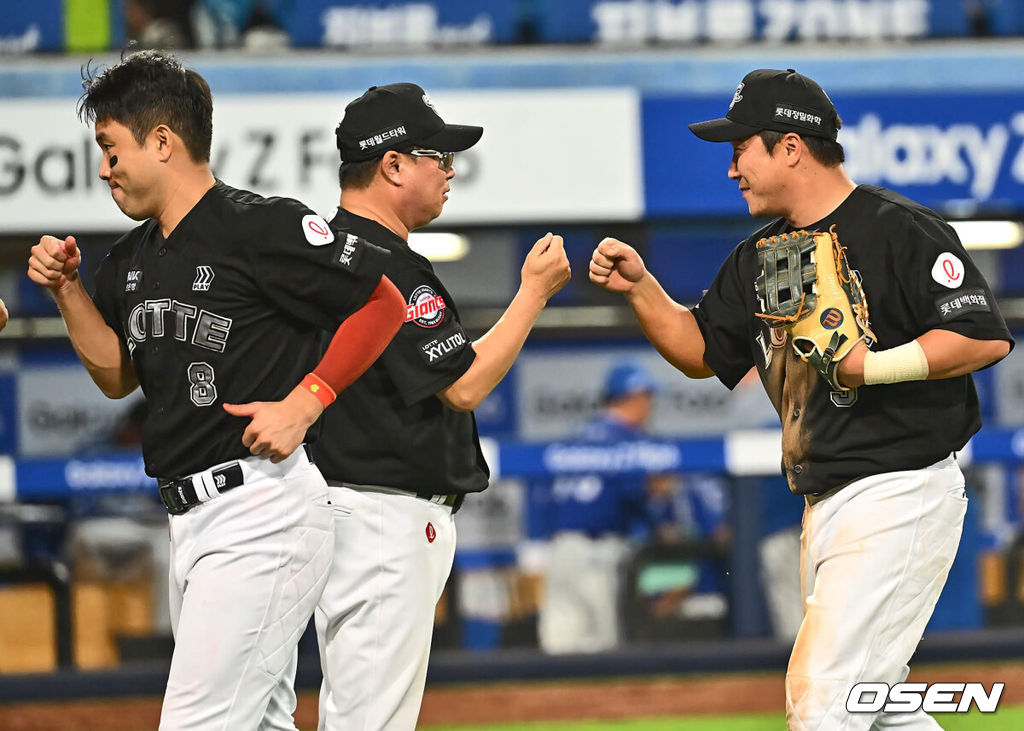 19일 대구삼성라이온즈파크에서 2024 신한 SOL 뱅크 KBO 리그 삼성 라이온즈와 롯데 자이언츠의 경기가 열렸다. 홈팀 삼성은 백정현이 방문팀 롯데는 김진욱이 선발 출전했다. 롯데 자이언츠 김태형 감독이 삼성 라이온즈에 10-6으로 승리한 후 정훈과 기쁨을 나누고 있다. 2024.07.19 / foto0307@osen.co.kr