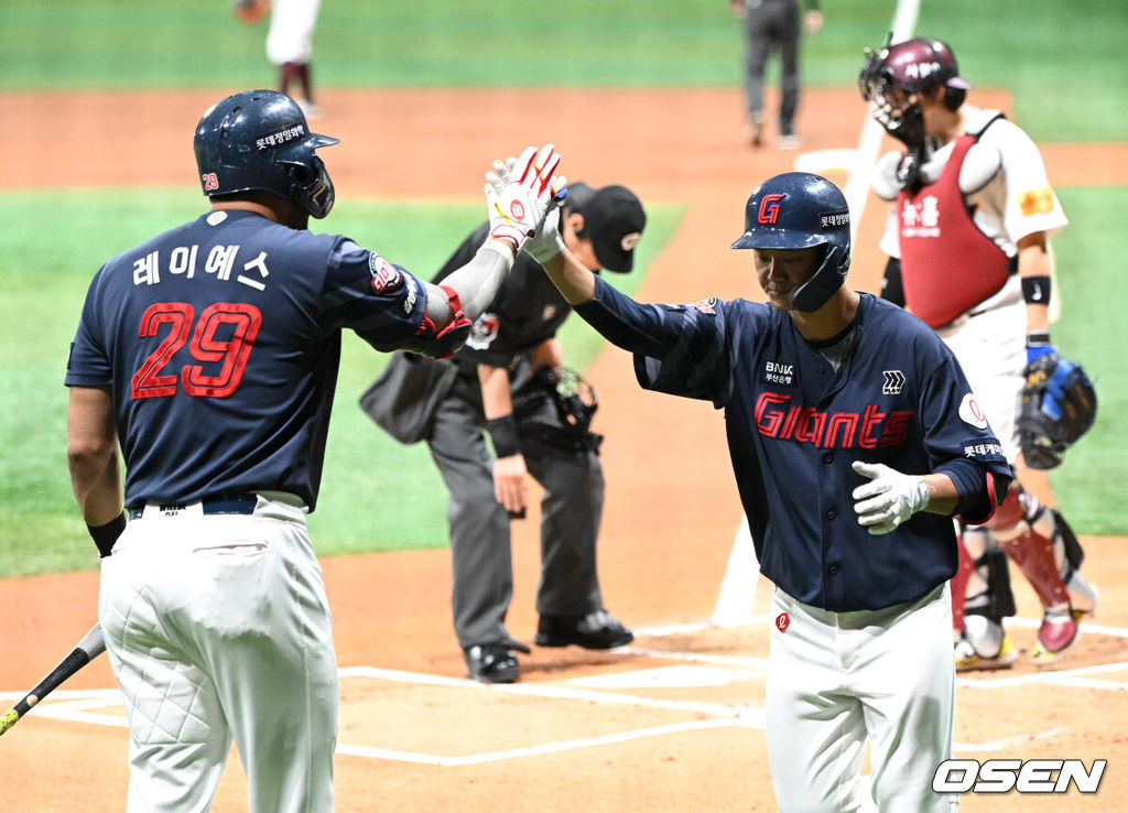 30일 오후 서울 고척스카이돔에서 ‘2024 신한 SOL Bank KBO리그’ 키움 히어로즈와 롯데 자이언츠의 경기가 열렸다.키움은 김윤하, 롯데는 정현수를 선발로 내세웠다.1회초 1사 1루에서 롯데 손호영이 좌월 투런 홈런을 치고 환호하고 있다. 2024.08.30 /sunday@osen.co.kr