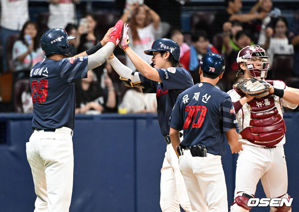 30일 오후 서울 고척스카이돔에서 ‘2024 신한 SOL Bank KBO리그’ 키움 히어로즈와 롯데 자이언츠의 경기가 열렸다.키움은 김윤하, 롯데는 정현수를 선발로 내세웠다.7회초 무사 1,3루에서 롯데 나승엽이 중월 스리런 홈런을 치고 홈에서 동료들의 축하를 받고 있다. 2024.08.30 /sunday@osen.co.kr