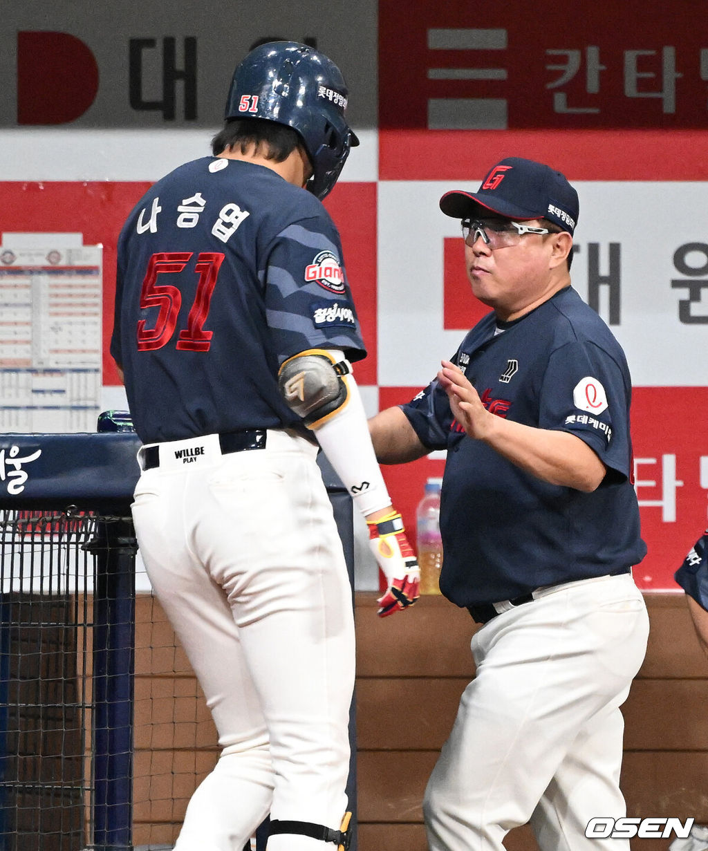 30일 오후 서울 고척스카이돔에서 ‘2024 신한 SOL Bank KBO리그’ 키움 히어로즈와 롯데 자이언츠의 경기가 열렸다.키움은 김윤하, 롯데는 정현수를 선발로 내세웠다.7회초 무사 1,3루에서 롯데 나승엽이 중월 스리런 홈런을 치고 더그아웃에서 김태형 감독의 축하를 받고 있다. 2024.08.30 /sunday@osen.co.kr